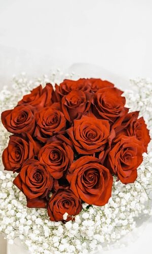 Puokštė „Meilės sūkurys“ – rožės ir gubojos